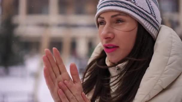 Potret Wanita Muda Berambut Cokelat Kaukasia Yang Cantik Dengan Mata — Stok Video