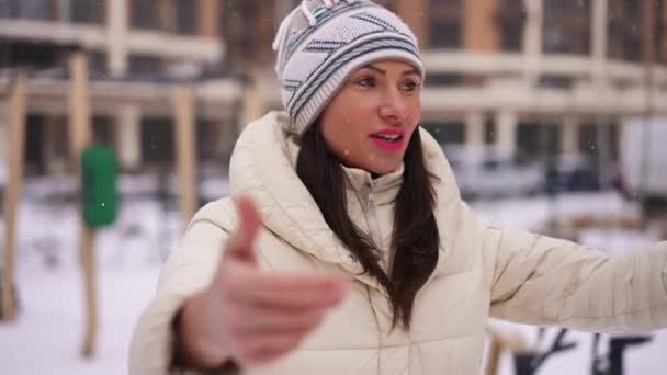 Pozitif Spor Blogcusu Portresi Kameraya Bakarak Kış Sporları Sahasını Işaret — Stok video