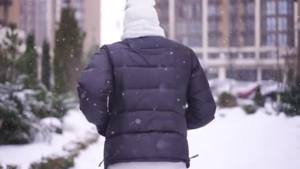 Rastreamento Tiro Volta Vista Homem Motivado Confiante Correndo Dia Inverno — Vídeo de Stock