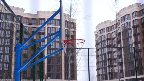 Boční Pohled Sportovní Hřiště Basketbal Koš Sítí Rezidenčním Domě Dvoře — Stock video