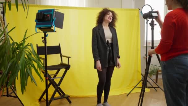 Wide Shot Portrait Smiling Young Caucasian Woman Talking Friend Filming — Vídeos de Stock