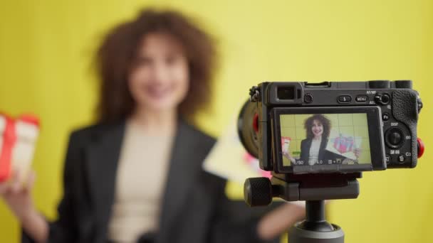 Close Video Camera Screen Blogger Advertising Gifting Blurred Young Woman — Vídeos de Stock