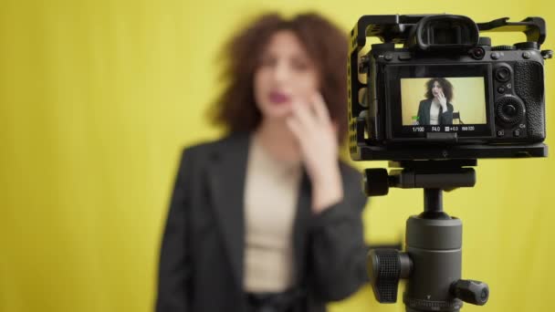 Videokamera Til Høyre Med Slørete Smilende Smilende Kvinnelig Refleksjon Som – stockvideo