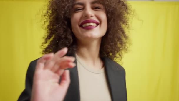 Přední Pohled Radostně Usmívající Žena Zavírající Kameru Otevíráním Ruky Pózující — Stock video