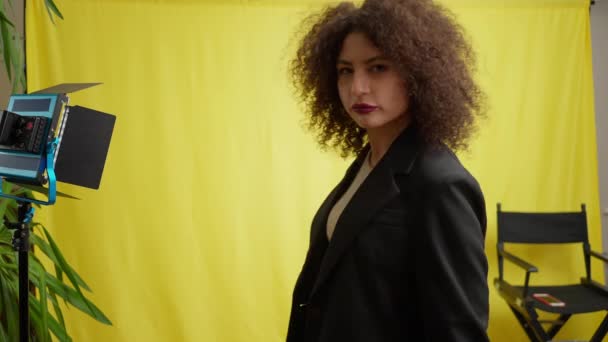 Jonge Blanke Vrouw Komt Binnen Met Een Gele Achtergrond Camera — Stockvideo