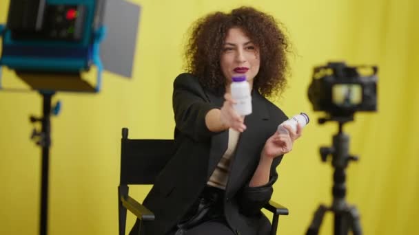 Güzel Genç Bir Kadın Vitamin Reklamlarından Bahsediyor Sarı Arka Planda — Stok video