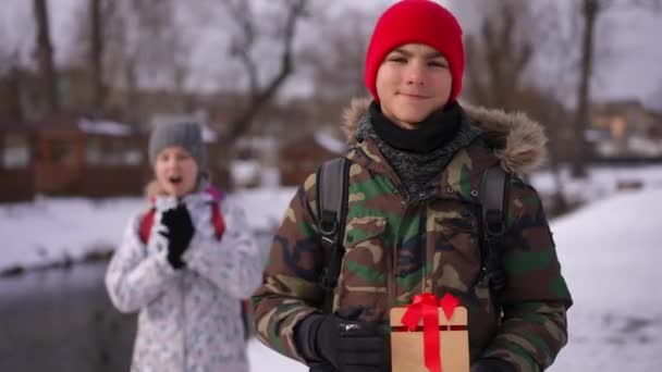 Puas Remaja Laki Laki Kaukasia Berpose Dengan Kotak Hadiah Pada — Stok Video
