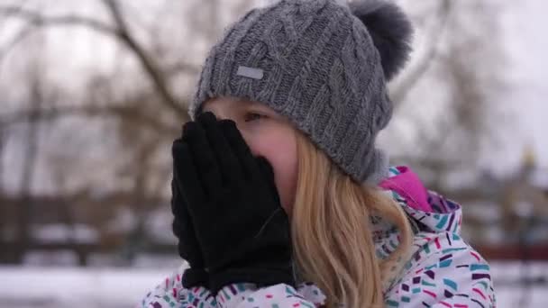 Teenage Freezed Girl Rubbing Hands Breathing Standing Outdoors Cold Winter — Stock videók
