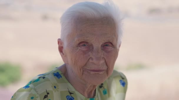 Headshot Portrait Wrinkled Old Caucasian Woman Looking Camera Grey Eyes — Αρχείο Βίντεο
