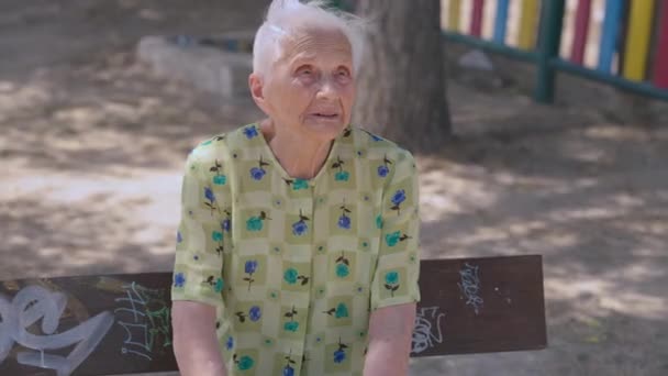 Medium Shot Portrait Happy Relaxed Caucasian Old Woman Looking Away — Stock video