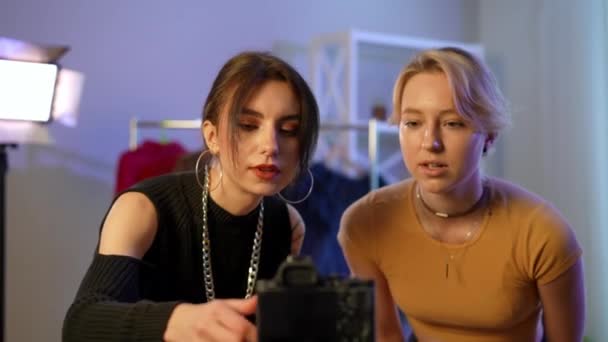 Two Beautiful Positive Young Caucasian Women Talking Adjusting Video Camera — Vídeo de Stock