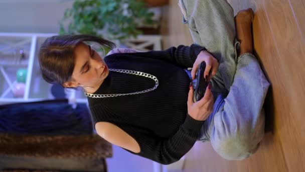 Κατακόρυφο Βίντεο Του Απορροφάται Θηλυκό Gamer Χρησιμοποιώντας Joystick Παίζει Video — Αρχείο Βίντεο