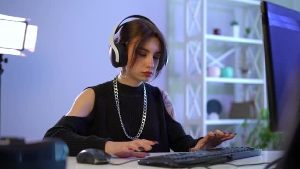 Young Beautiful Woman Serious Facial Expression Putting Headphones Using Mouse — 图库视频影像