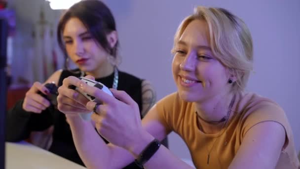 Young Relaxed Woman Talking Gaming Online Blurred Friend Sitting Table — Αρχείο Βίντεο