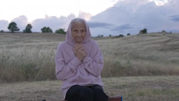 Framsidan Leende Skrynkliga Gamla Kaukasiska Kvinna Sitter Bänk Blåsiga Sommarfältet — Stockvideo
