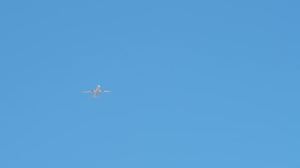 Plano Blanco Volando Sobre Cielo Azul Sin Nubes Vista Ángulo — Vídeos de Stock
