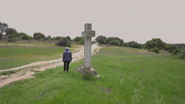 Old Lonely Caucasian Woman Walking Big Cross Lavender Field Outdoors — Vídeos de Stock