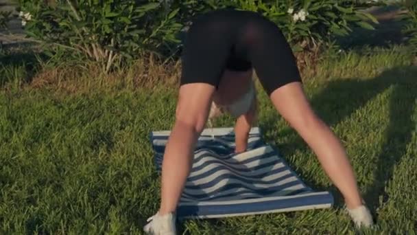 Vista Posterior Delgada Mujer Joven Bronceada Estirando Los Músculos Postura — Vídeos de Stock
