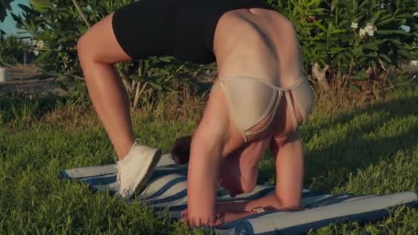 Elastyczna Szczupła Kobieta Zginająca Się Powrotem Macie Ćwiczeń Ćwiczących Jogę — Wideo stockowe