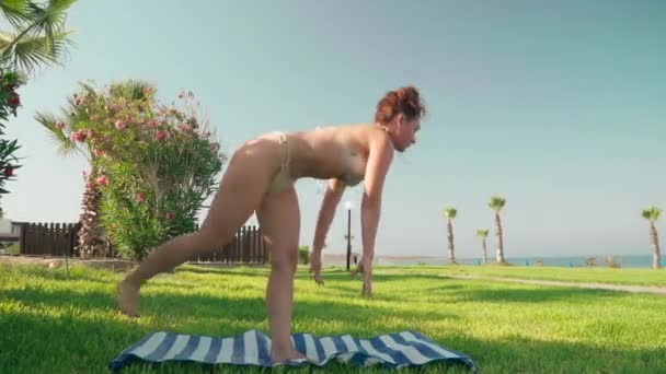 Vista Laterale Ampio Colpo Sottile Giovane Donna Caucasica Bikini Piegando — Video Stock