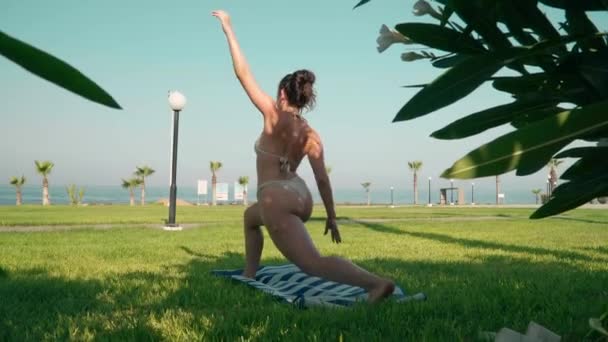 Mujer Bronceada Delgada Tiro Ancho Bikini Haciendo Ejercicio Pose Guerrero — Vídeos de Stock