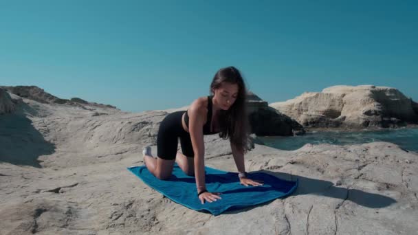 Молодая Спортсменка Позирует Изгибающимся Телом Позе Кошки Открытом Воздухе Солнечный — стоковое видео