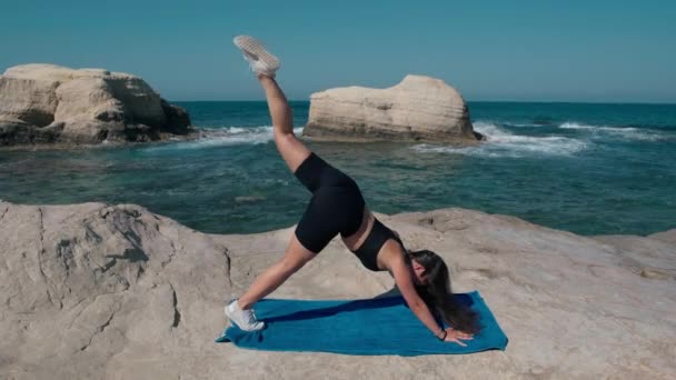 Side View Wide Shot Fit Motivated Yogi All Fours Raising — Stock video
