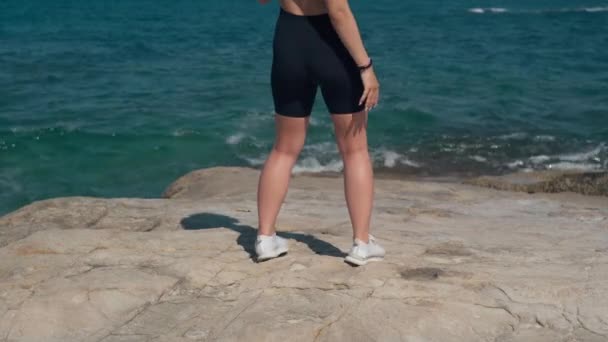 Тлі Середземноморських Хвиль Загартовуються Стрункі Жіночі Ноги Гнучка Молода Жінка — стокове відео