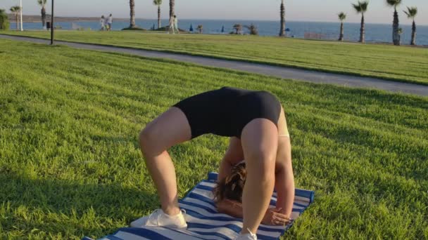 Slim Fit Sportswoman Exercising Backbend People Strolling Background Embankment Mediterranean — 비디오