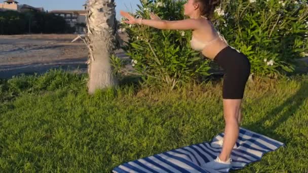 Flexible Motivated Sportswoman Bending Back Sunset Side View Wide Shot — Stockvideo
