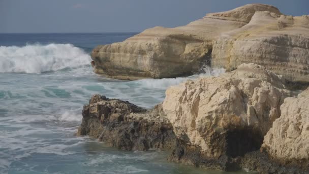 Grandes Rochas Amarelas Com Água Espumosa Oceano Salpicando Com Espuma — Vídeo de Stock