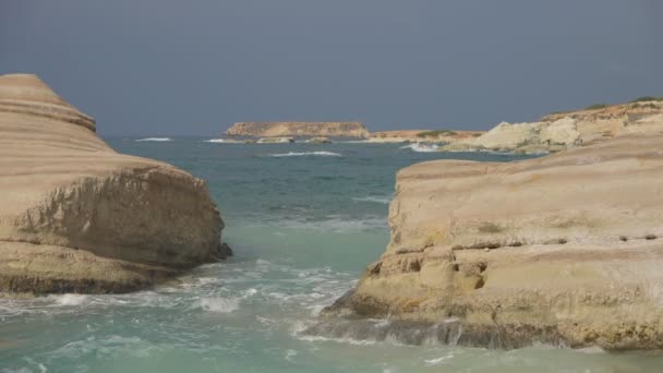 Żółte Skały Falami Śródziemnomorskimi Zewnątrz Szerokie Ujęcie Malowniczego Krajobrazu Morskiego — Wideo stockowe