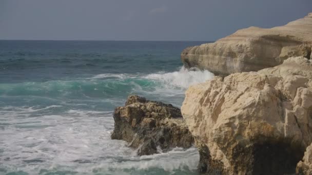 Середземноморська Вода Бризкає Скелях Узбережжі Туманні Океанські Хвилі Пурхають Вулиці — стокове відео