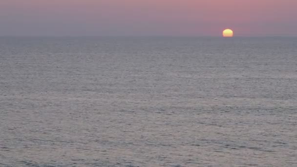 Czerwone Żółte Słońce Zanurzone Wodzie Oceanicznej Prawej Szeroki Zachód Słońca — Wideo stockowe