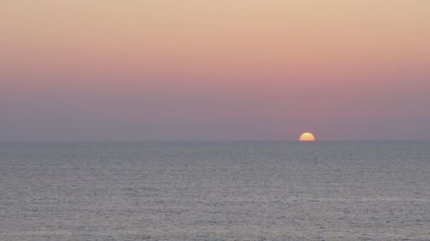 Szczyt Czerwonego Słońca Zanurzającego Się Śródziemnomorskiej Wodzie Morskiej Zachodzie Słońca — Wideo stockowe