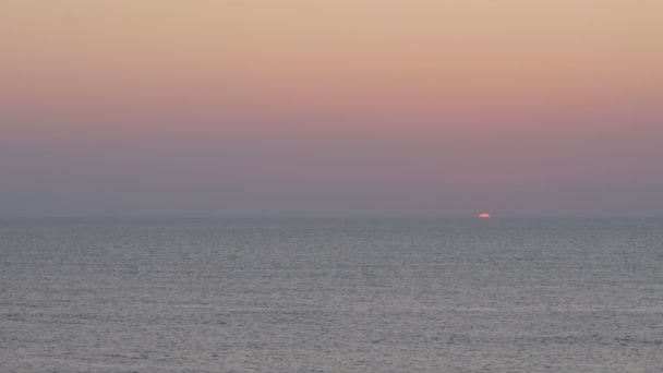 在室外黄昏时 太阳的顶部隐藏在大海的水面上 在日落时在塞浦路斯的地中海射得很远 — 图库视频影像