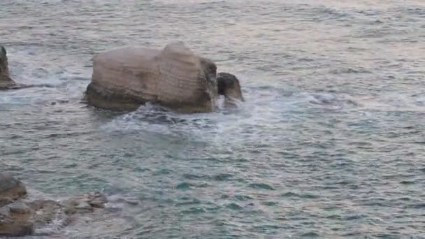 Okyanus Dalgaları Açık Havada Kayaların Üzerine Yavaş Çekimde Sıçrıyor Akdeniz — Stok video