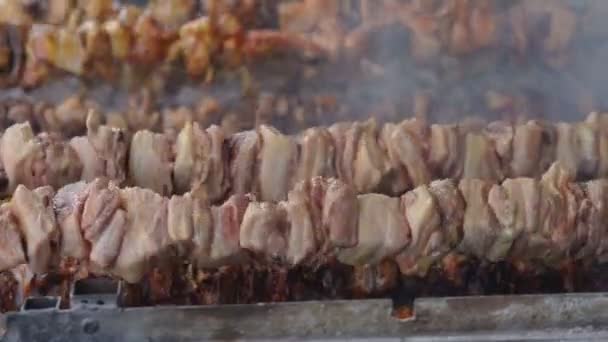Szaszłyki Zbliżeniowe Mięsem Toczącym Się Zewnątrz Greckim Rynku Ulicznym Pyszne — Wideo stockowe