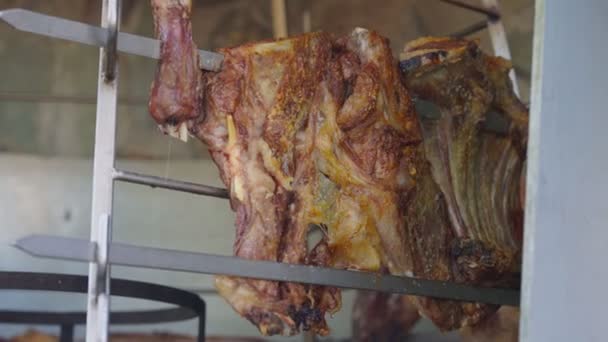 在塞浦路斯街头节的摊位上挂着金属肉 在本地市场上密切留意熟食烤猪肉 — 图库视频影像