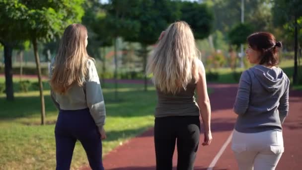 Kembali Melihat Gambar Pelacakan Dari Tiga Olahragawan Wanita Percaya Diri — Stok Video