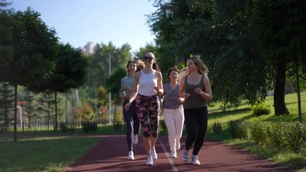 Szeroka Grupa Pozytywnych Sportowców Uprawiających Jogging Zwolnionym Tempie Zewnątrz Dolly — Wideo stockowe