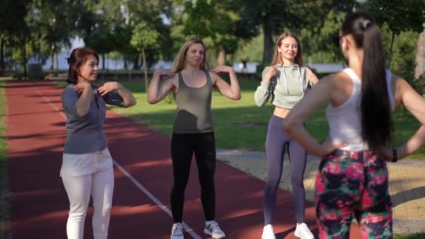 Atlet Muda Kaukasia Cantik Yang Positif Sedang Memanjangkan Otot Pemanasan — Stok Video