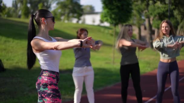 Wanita Kurus Fit Sebelah Kiri Menunjukkan Latihan Dengan Olahragawan Kabur — Stok Video