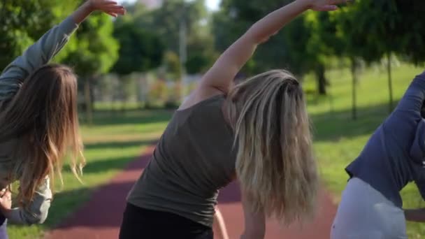 Tampilan Belakang Memotivasi Olahragawan Wanita Disamping Latihan Berulang Setelah Pelatih — Stok Video