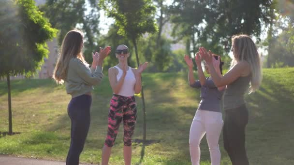 Empat Olahragawan Wanita Yang Tersenyum Bertepuk Tangan Dalam Gerakan Lambat — Stok Video