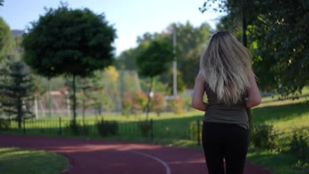 Live Camera Volgt Fitte Sportvrouw Joggen Slow Motion Aan Rechterkant — Stockvideo