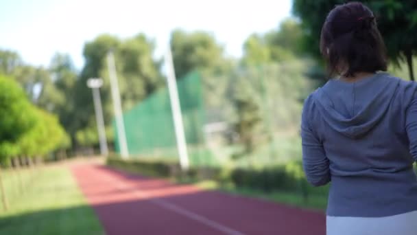 Rastreamento Tiro Jogger Feminino Motivado Correndo Pista Esportes Dia Verão — Vídeo de Stock