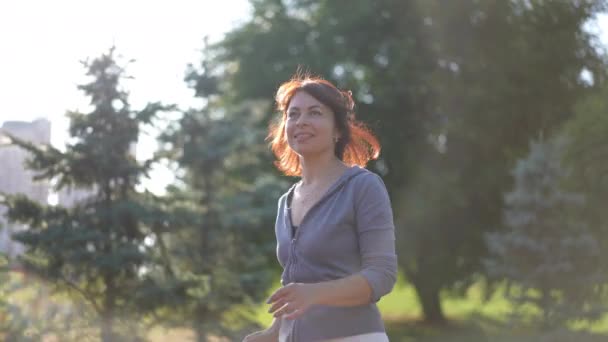 Zijaanzicht Glimlachende Gemotiveerde Sportvrouw Joggen Zonnestralen Slow Motion Verlaten Positief — Stockvideo