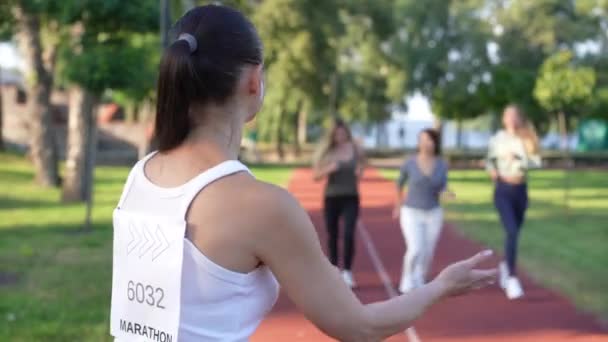 Wanita Muda Penuh Semangat Bertepuk Tangan Mendukung Pelatihan Teman Teman — Stok Video