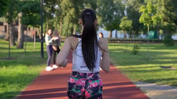 Arka Görüş Mutlu Sporcu Kadın Antrenmanı Maraton Koşusu Için Dışarıda — Stok video